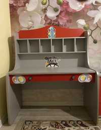 Детская мебель (кровать машина, парта, шкаф, комоды)