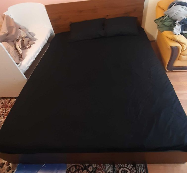 Спалня с матрак и повдигащ механизъм