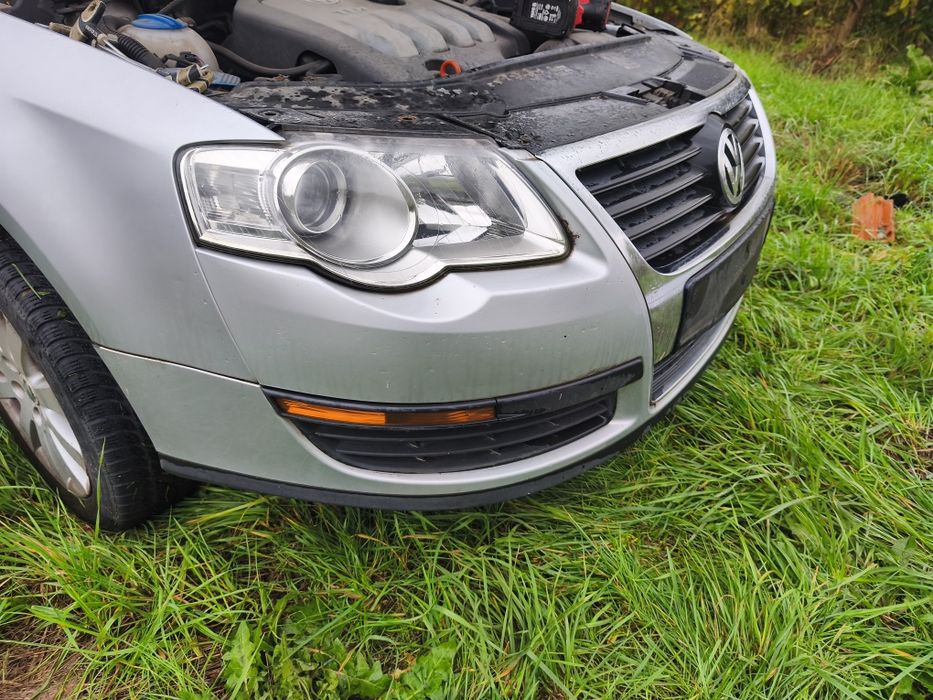 Bară față cu grilă centrală cromată gri LA7W Volkswagen Passat B6
