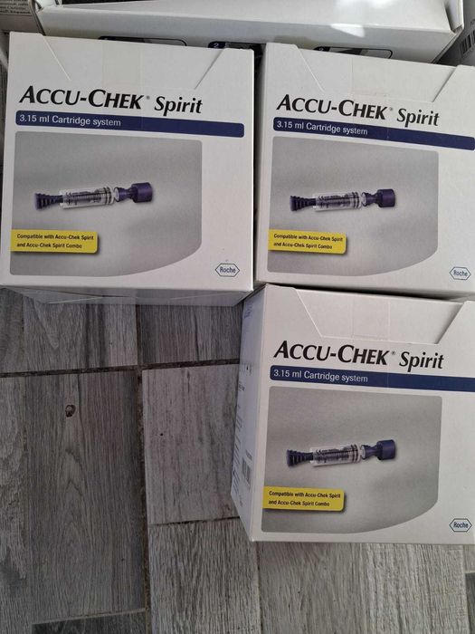 Vând pompa de insulină Accuchek Spirit combo