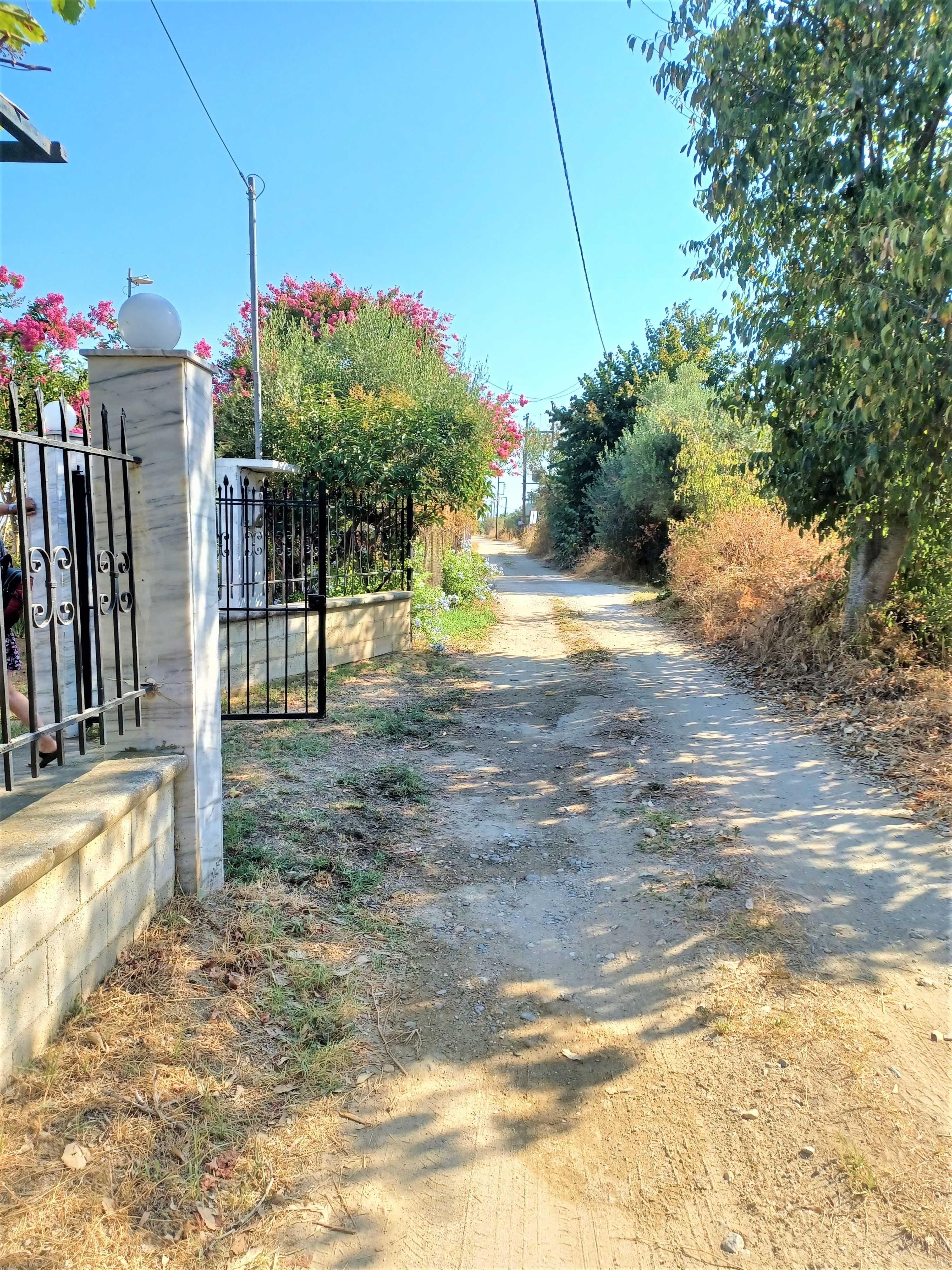 Продава малка къща 50м2 с двор 160м2 в Паралия Врасна, Северна Гърция