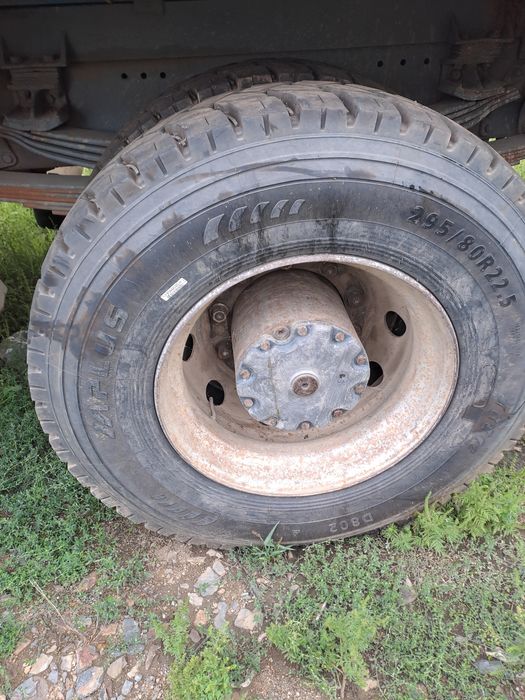 Vând 3 Cauciucuri 1500 bucata