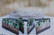 Tort Raw vegan și bomboane dulci