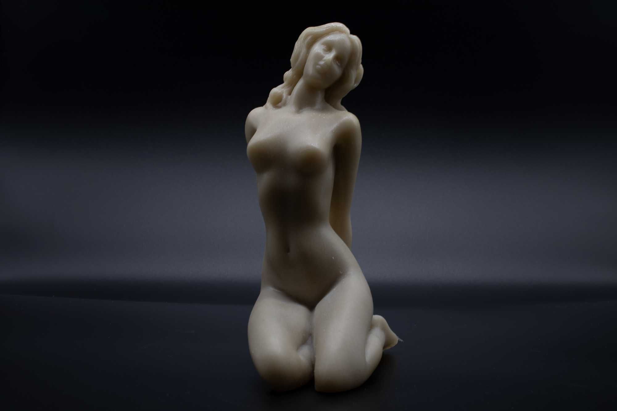 Гола женска еротична скулптура от лят мрамор древно изкуство