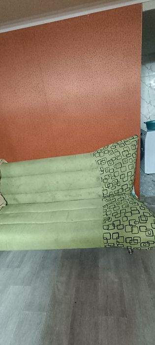 Продам диван ,самовывоз район Дальней