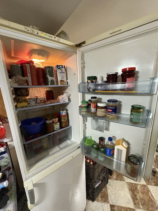 Vand frigider 2 m inaltime asigur transport contracost iasi.stare buna