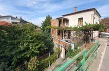 Три етажна къща 510кв.м РЗП и 900кв.м двор кв.Горни Воден, Асеновград