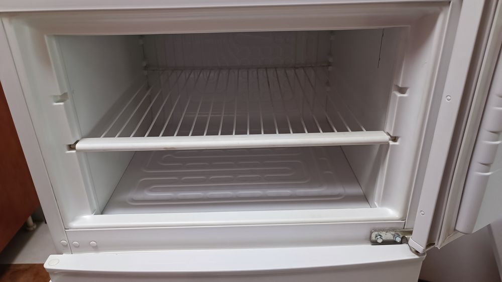 Продавам хладилник с горен фризер  Gorenje RF420BW