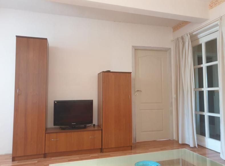 Дава се под наем Двустаен апартамент в Пловдив, Младежки Хълм - 100 кв.м за 300 € - Снимка #1