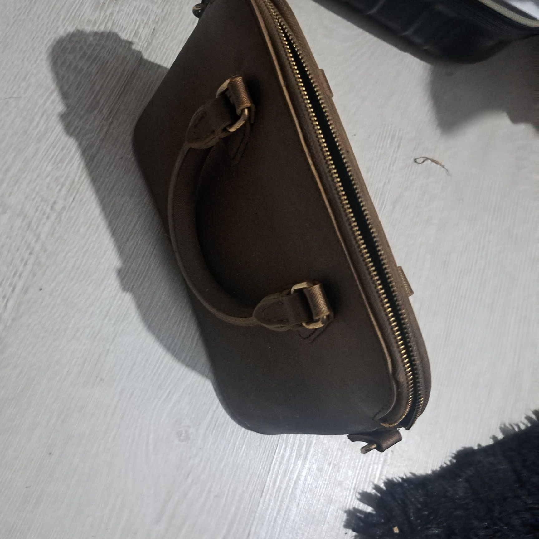 Vând 2 genți în stare buna