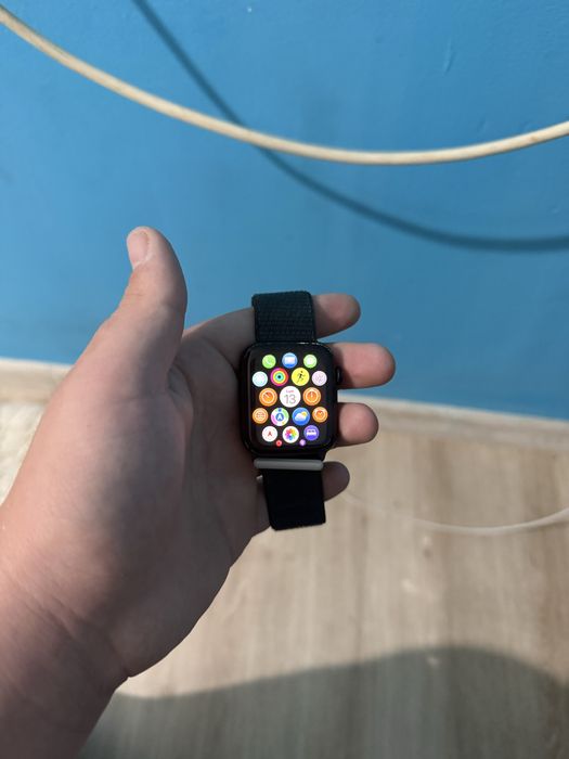Vand apple watch se2 2024 (negociabil)