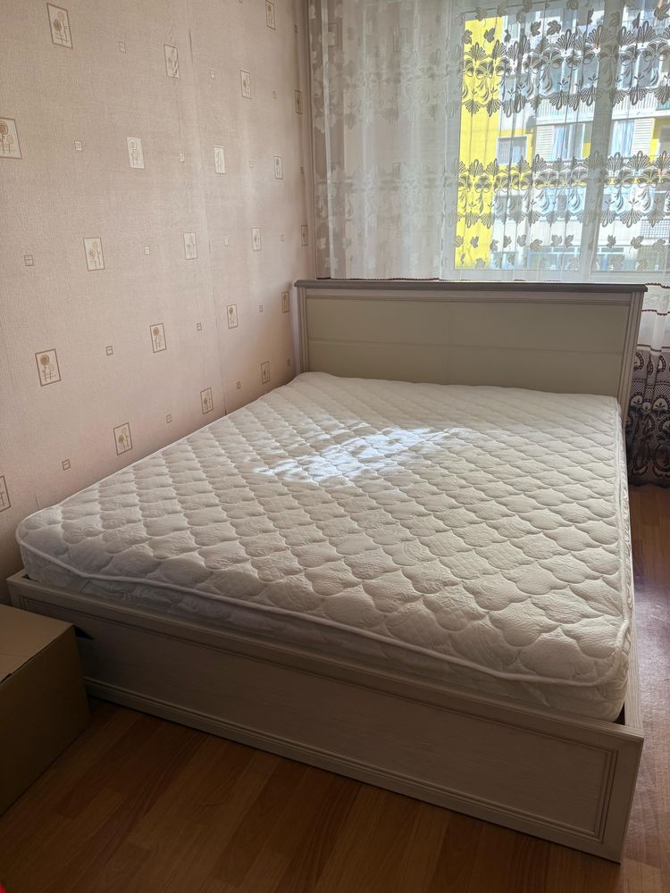 Кровать с матрасом в отличном состоянии