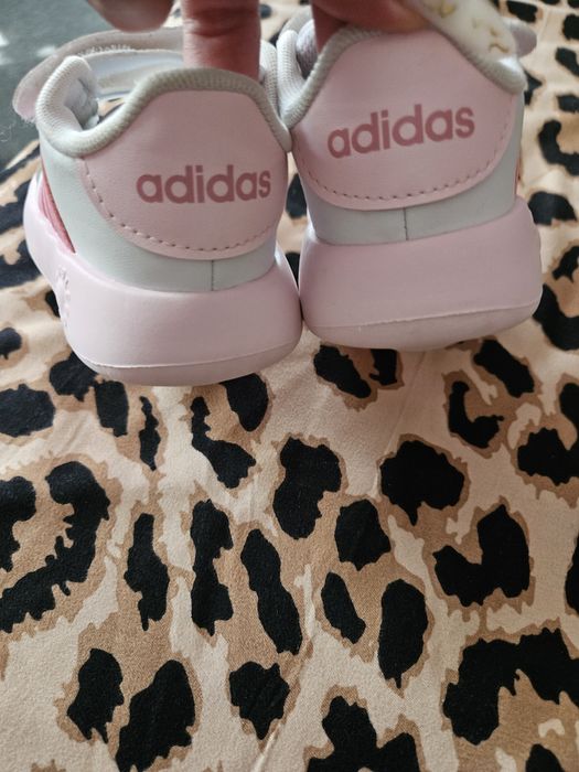 Adidasi pt fetite