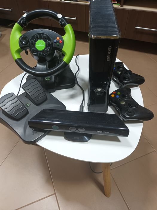 Xbox 360 cu kinekt + volan, 47 jocuri instalate