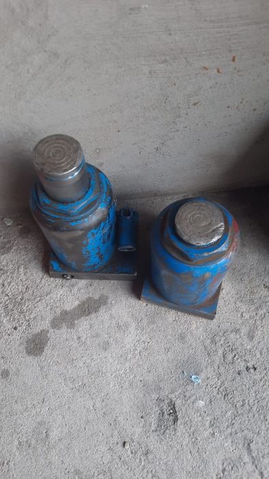 Домкрат. 50-- тонник 1 шт. Б/у. В рабочем состоянии