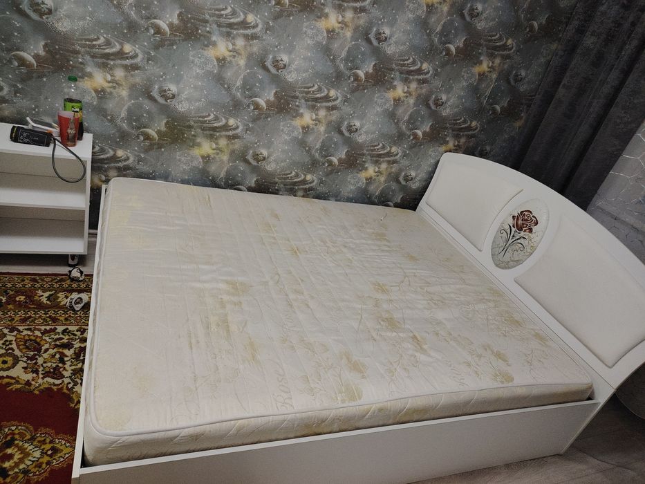 2-х спальная кровать с матрасам.