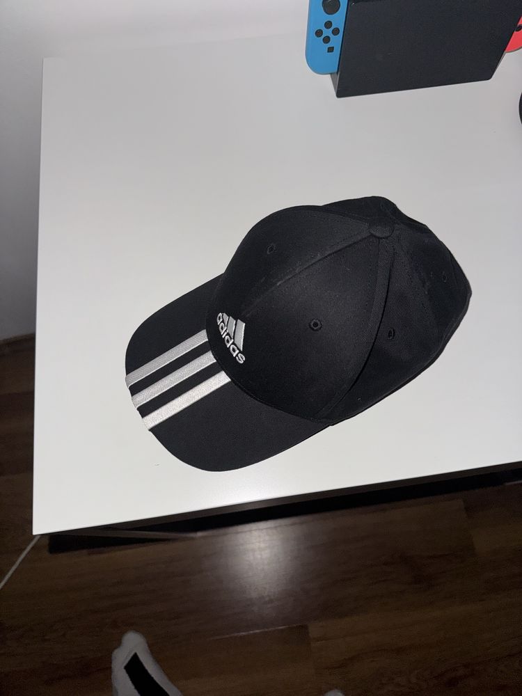 Продавам шапка adidas