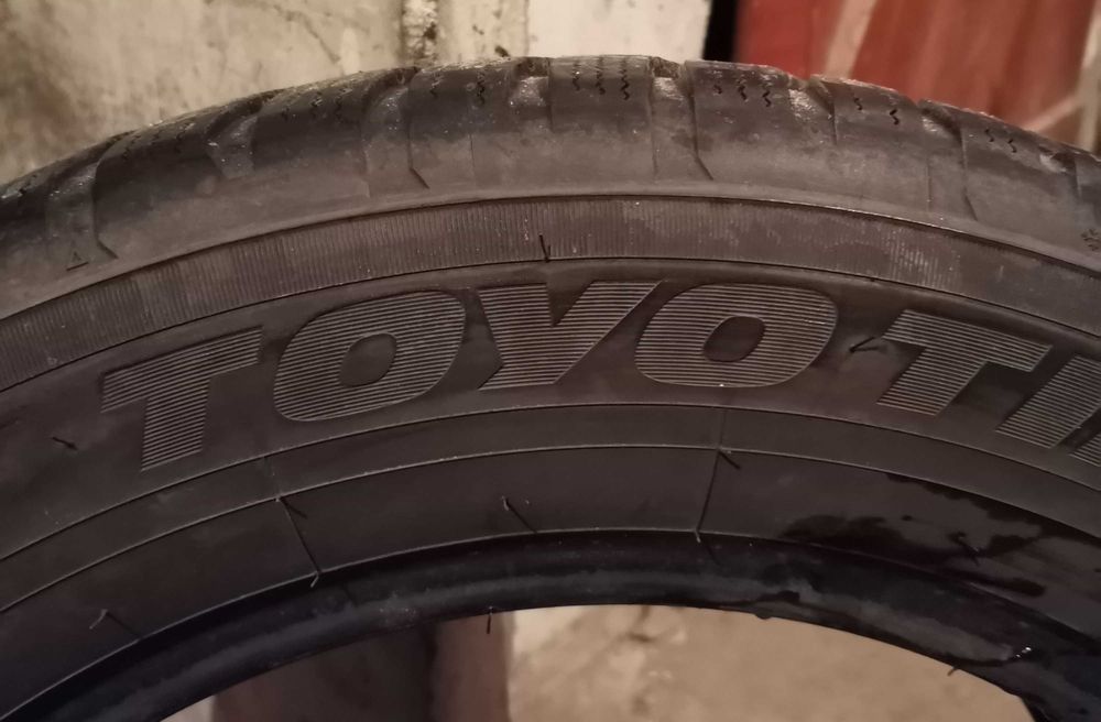 Продавам 2 броя зимни гуми 215.60.16 на 1 сезон дот 2020 Toyo