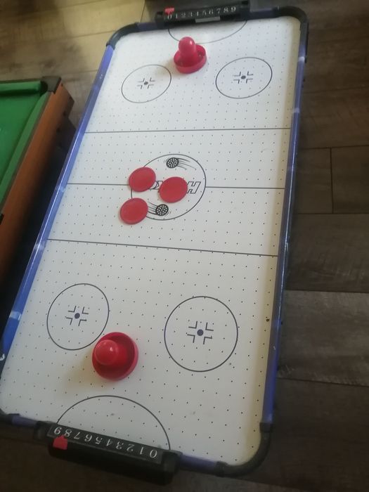Masa de biliard și masa de air hockey