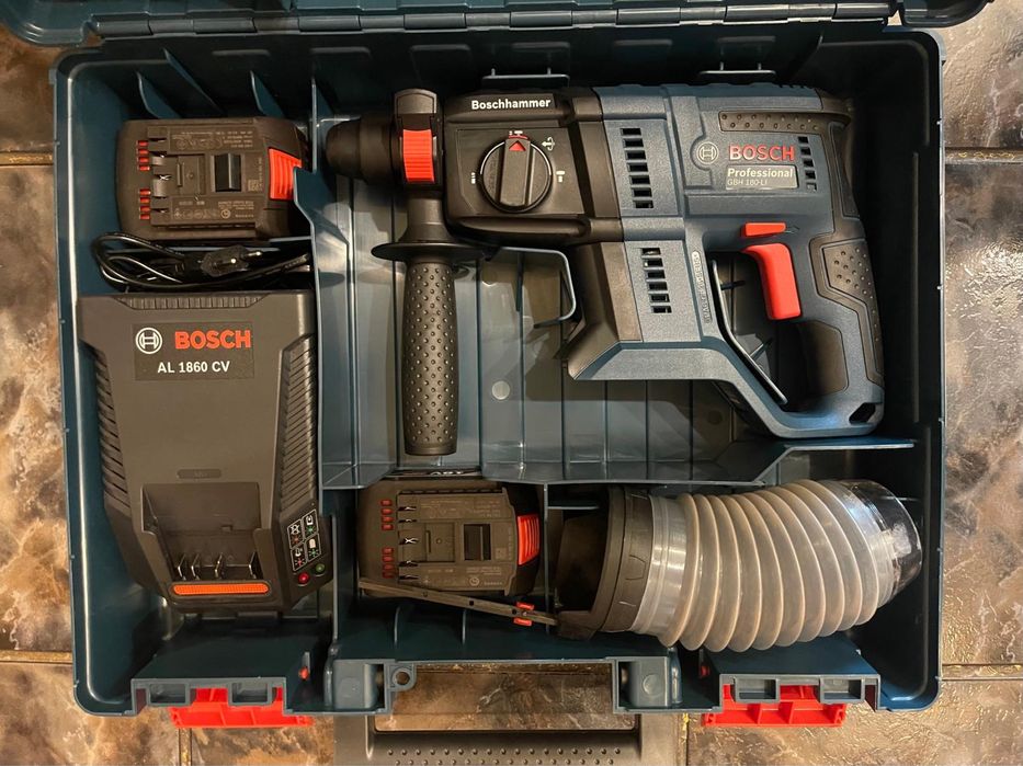 Vând ciocan demolator DeWalt D25961 qs