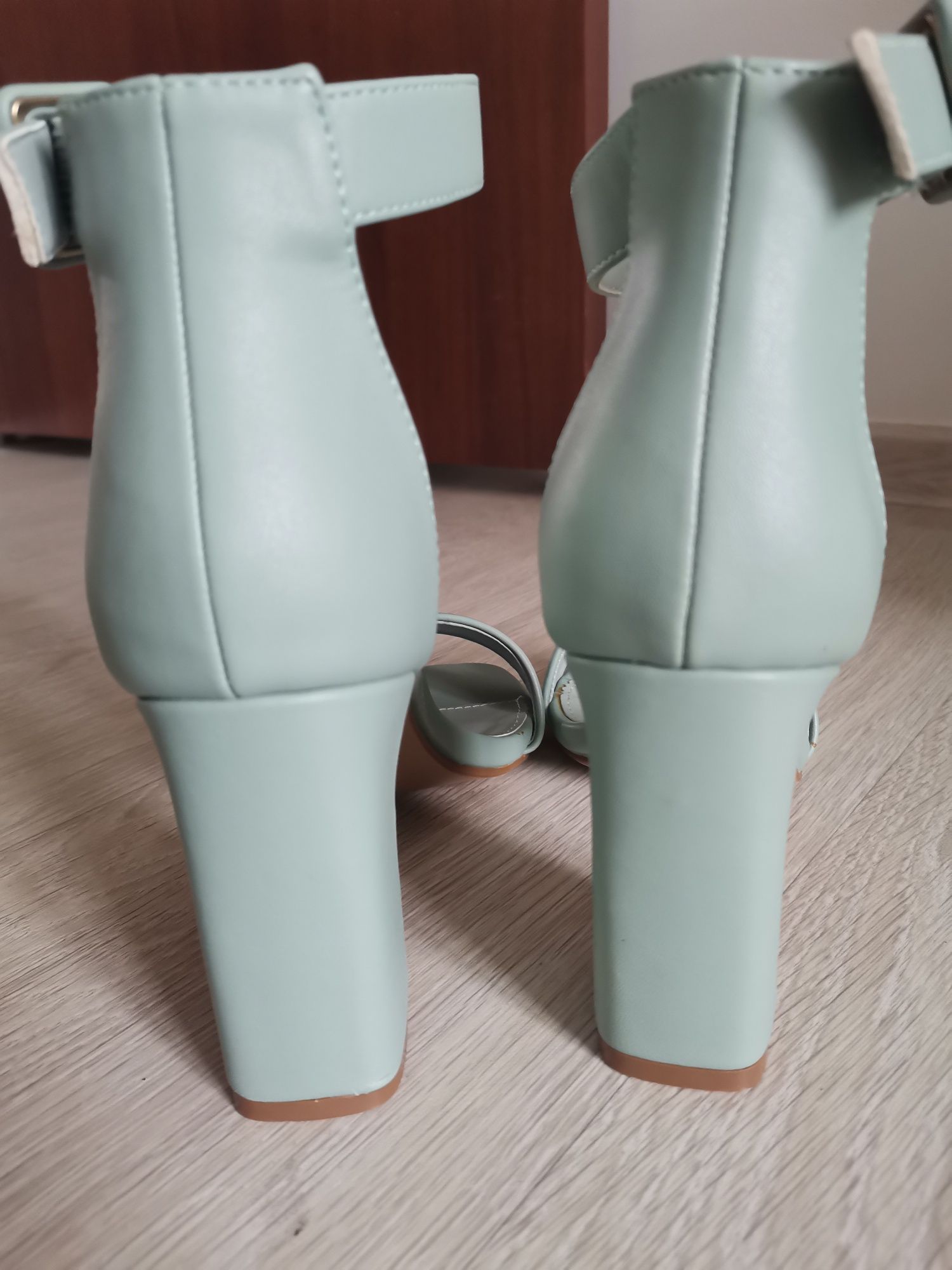 Дамски сандали в зелено