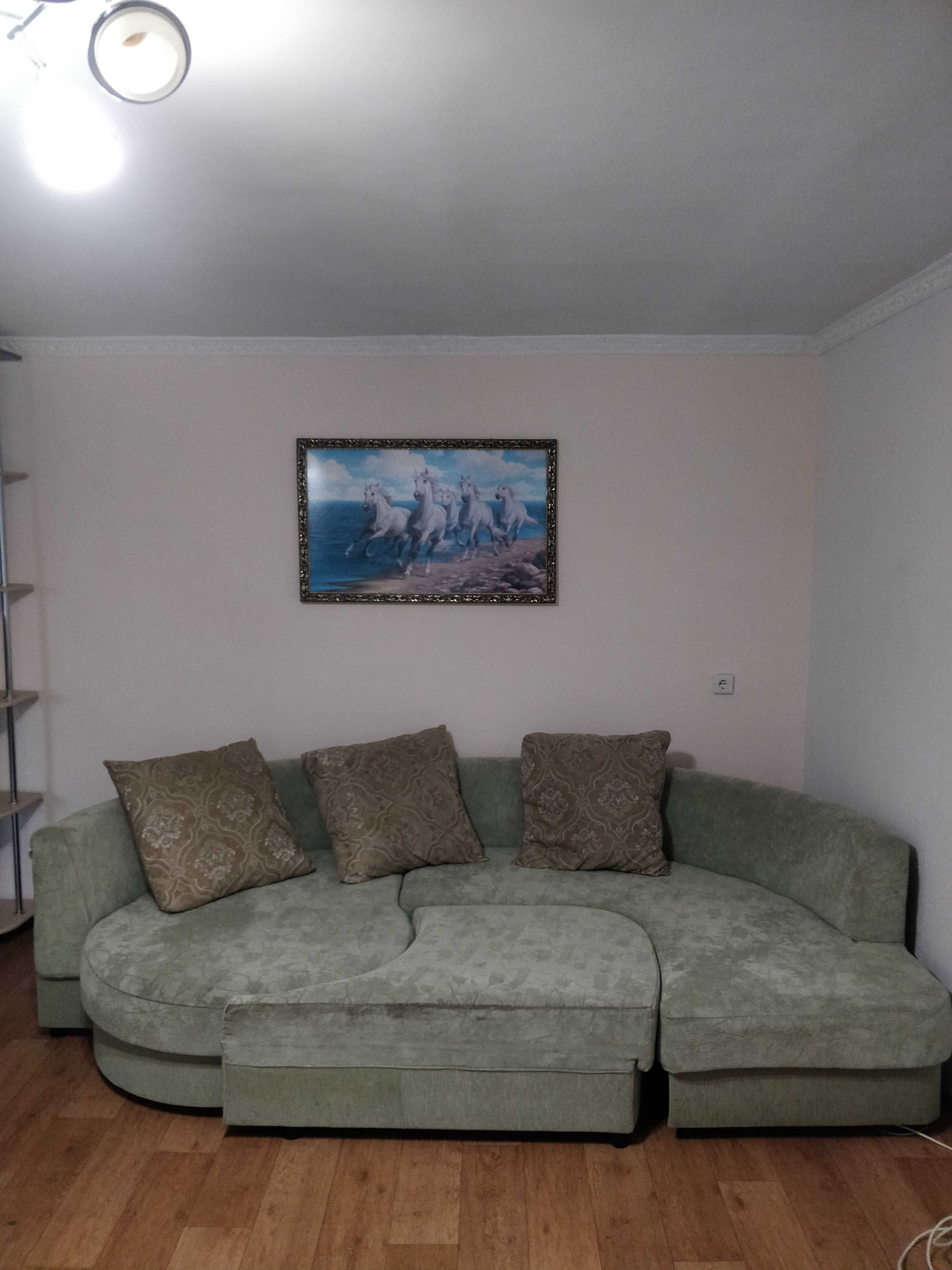 Продам диван бу с подушками