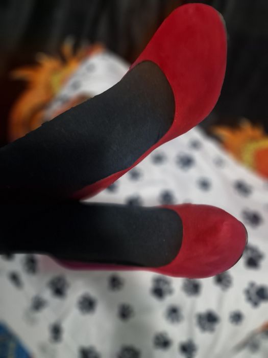 Pantofi roșii cu toc