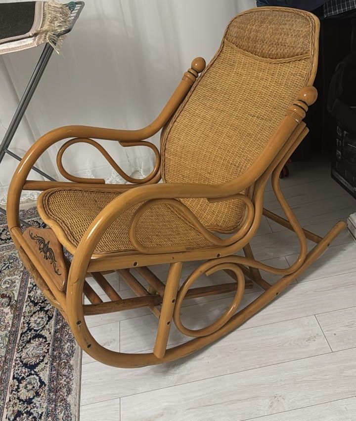 Кресло качалка из ротанга