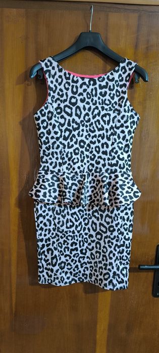 Рокля в телесен цвят