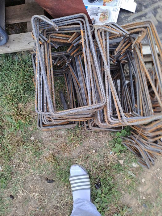 Etrieri și capre distanțiere pentru placa ! 

Stalpi pentru casa , gar