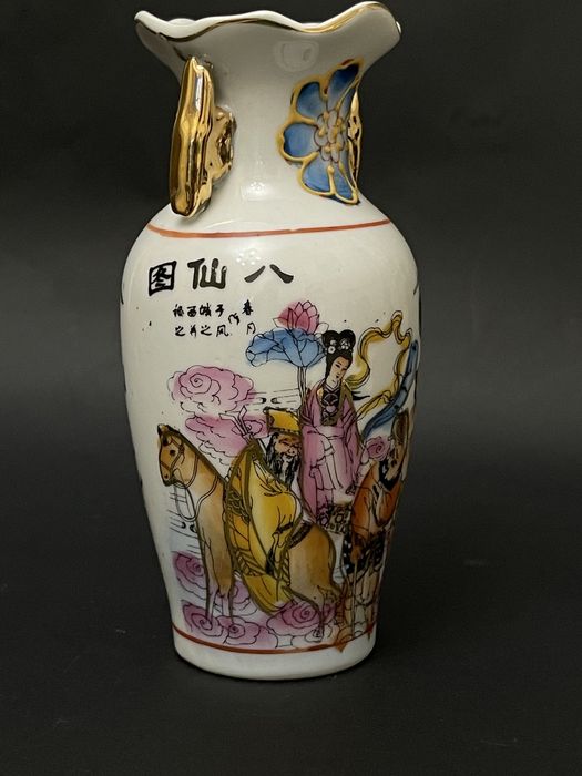 Vaza, veche China. Portelan pictat. Semnata.