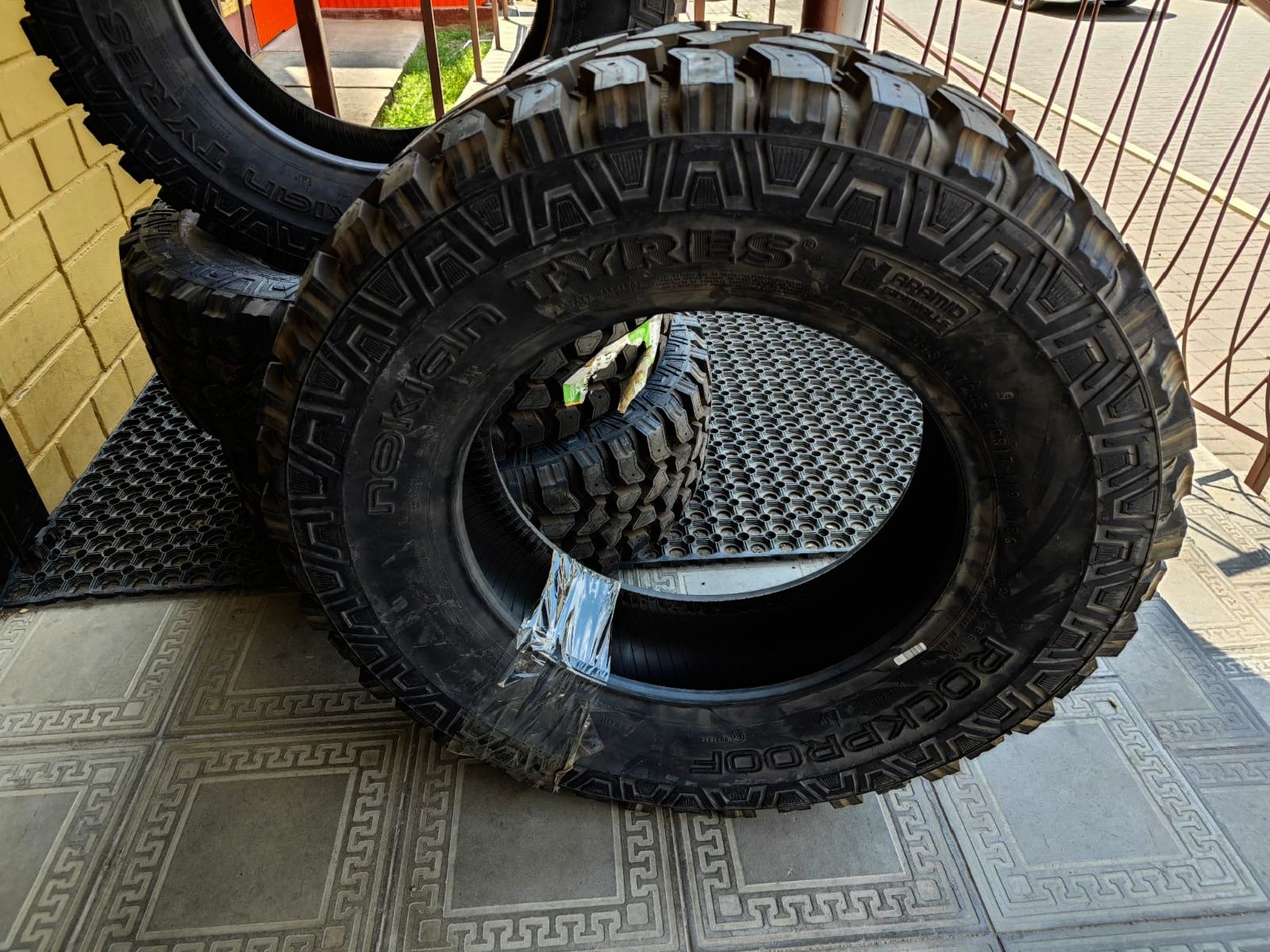 Комплект Грязевых Шин R-17 245/70  Новые Nokian ROCKPROOF