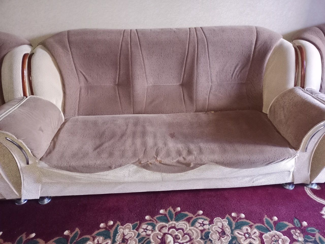 Divan sotiladi. Holati yaxshi.