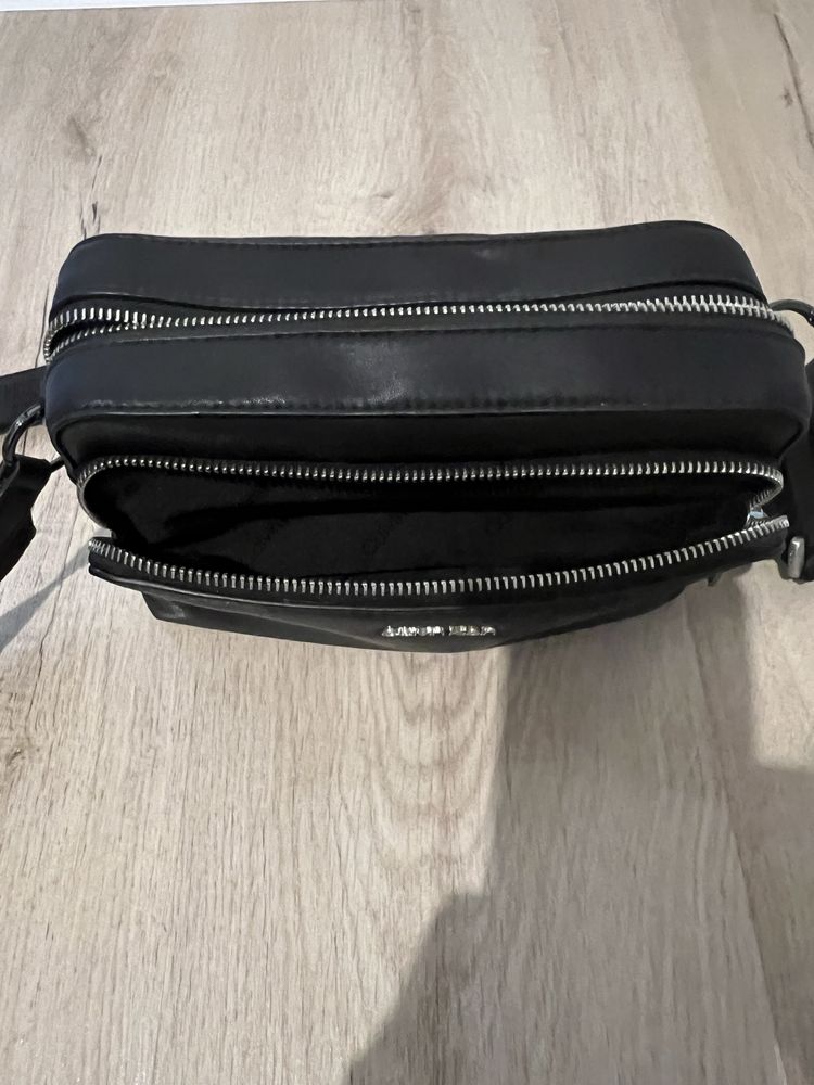 Продавам чанта Calvin Klein