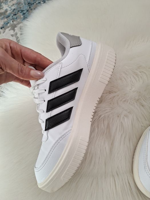 Adidași adidas nr 39 potriviți pentru 38.5 ..25 cm interior