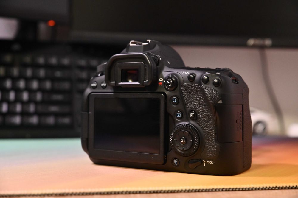 Vand Canon 6D Mark II 2 Utilizat, Separat sau impreuna cu Canon 135 MM