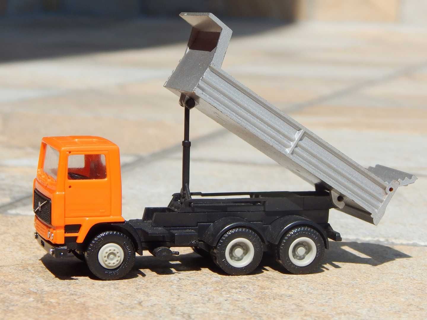 Macheta basculanta Volvo F10 Herpa Germania 1:87 HO