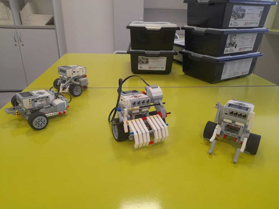 Продам несколько собранных роботов ( Робот LEGO Mindstorm EV3)