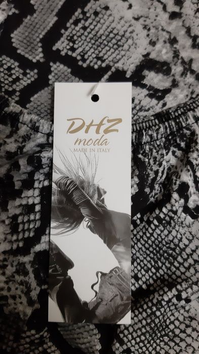 Bluzita Nouă, umeri lăsați, maneci evazate.