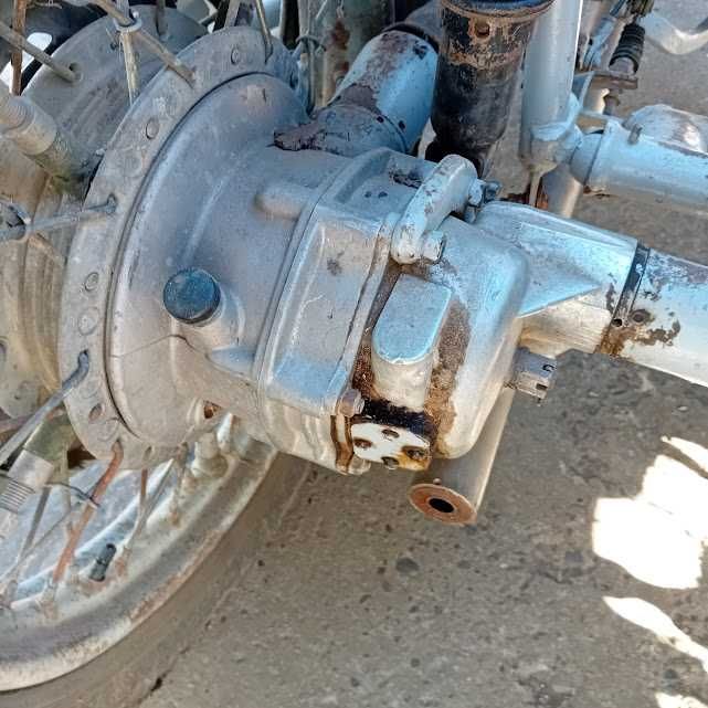 Motocicleta Dnepr MT16 trage rota atas
