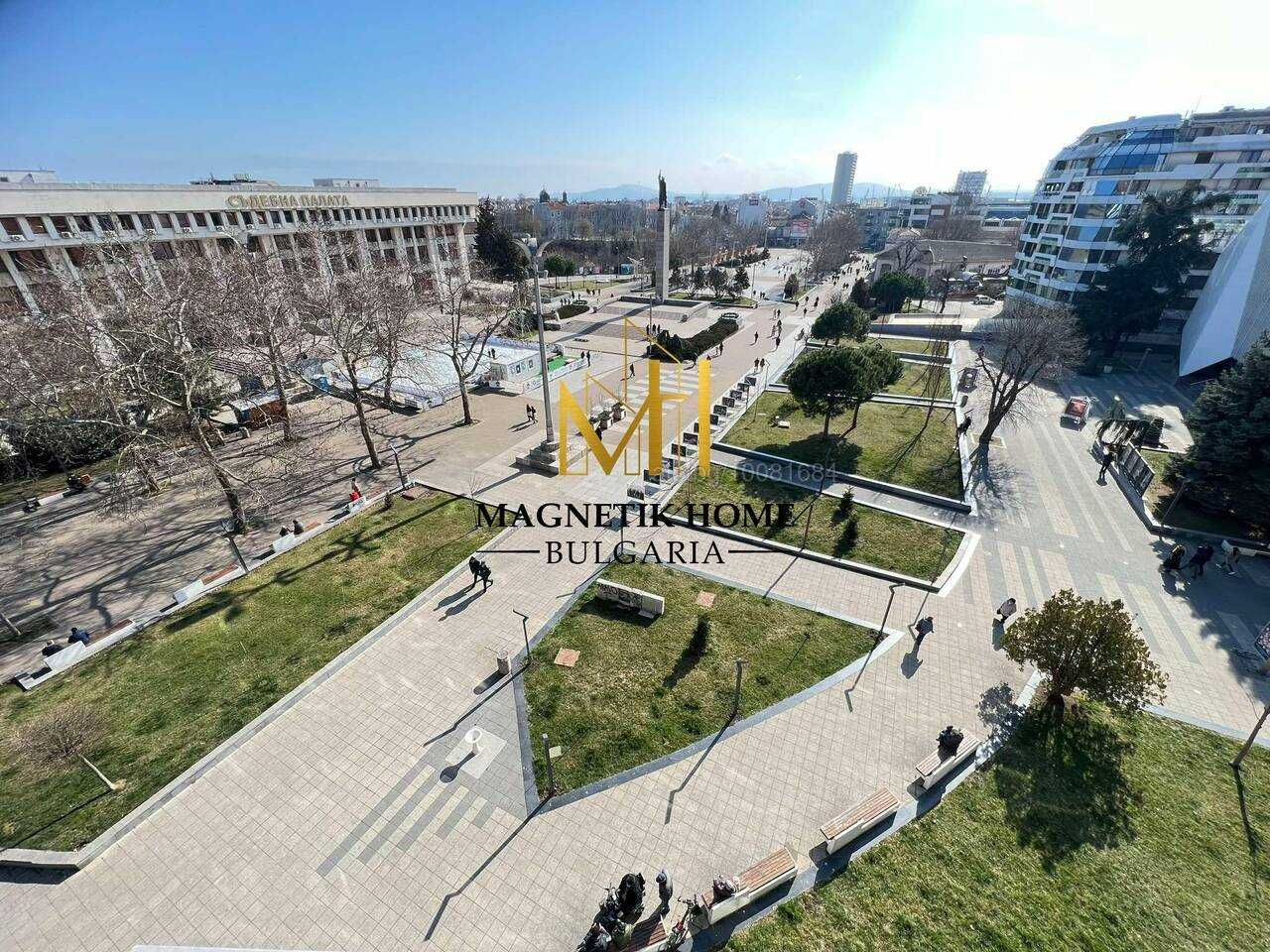 Луксозен двустаен апартамент с 2 бани и паркомясто в супер център