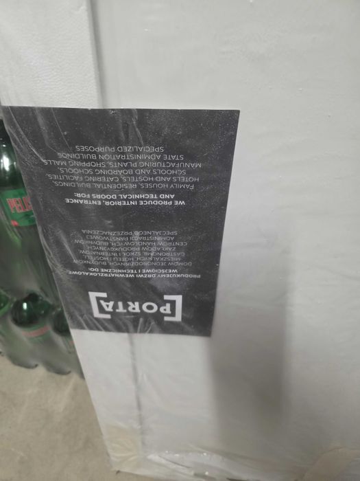 Продавам тапетна врата PORTA HIDE, 70 см., дясна с отваряне навътре