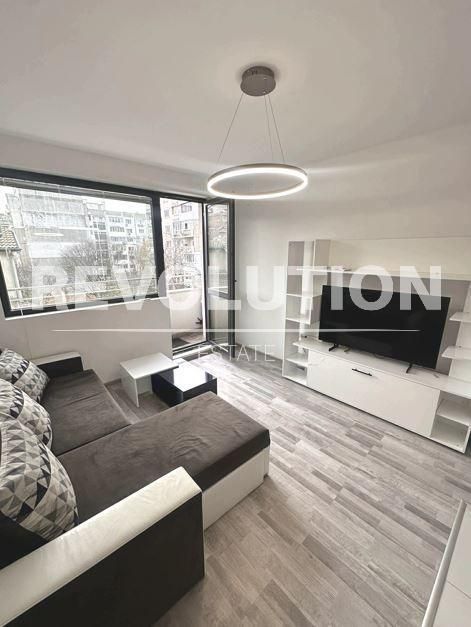 Дава се под наем Тристаен апартамент в Варна, Базар Левски - 80 кв.м за 648.21 € - Снимка #1