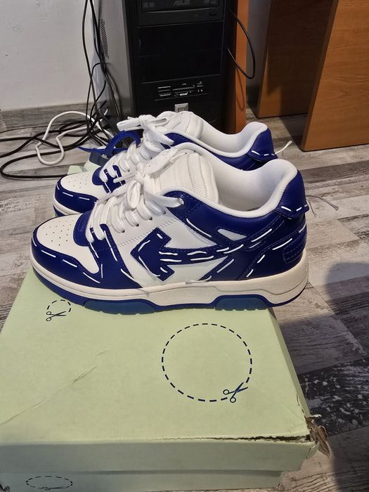 Vând adidași off-white out off office