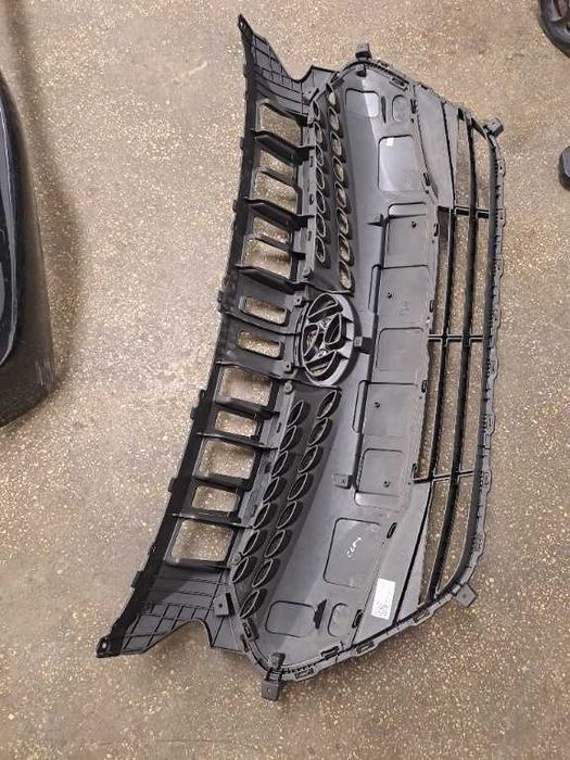 Grila radiator NOUA ORIGINALA Hyundai i30 an 2012-2017