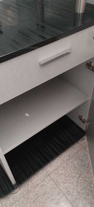 Продавам много запазен шкаф