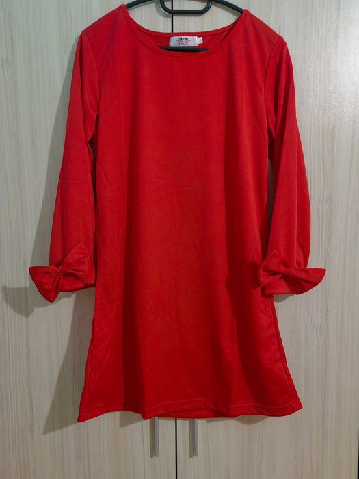 Стилна дамска рокля с панделка на ръкавите