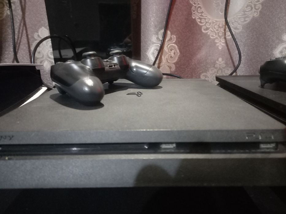 PS4 slim tiniq ideal holati o'yinlari bor 1ta djoystik bor plombasi bo