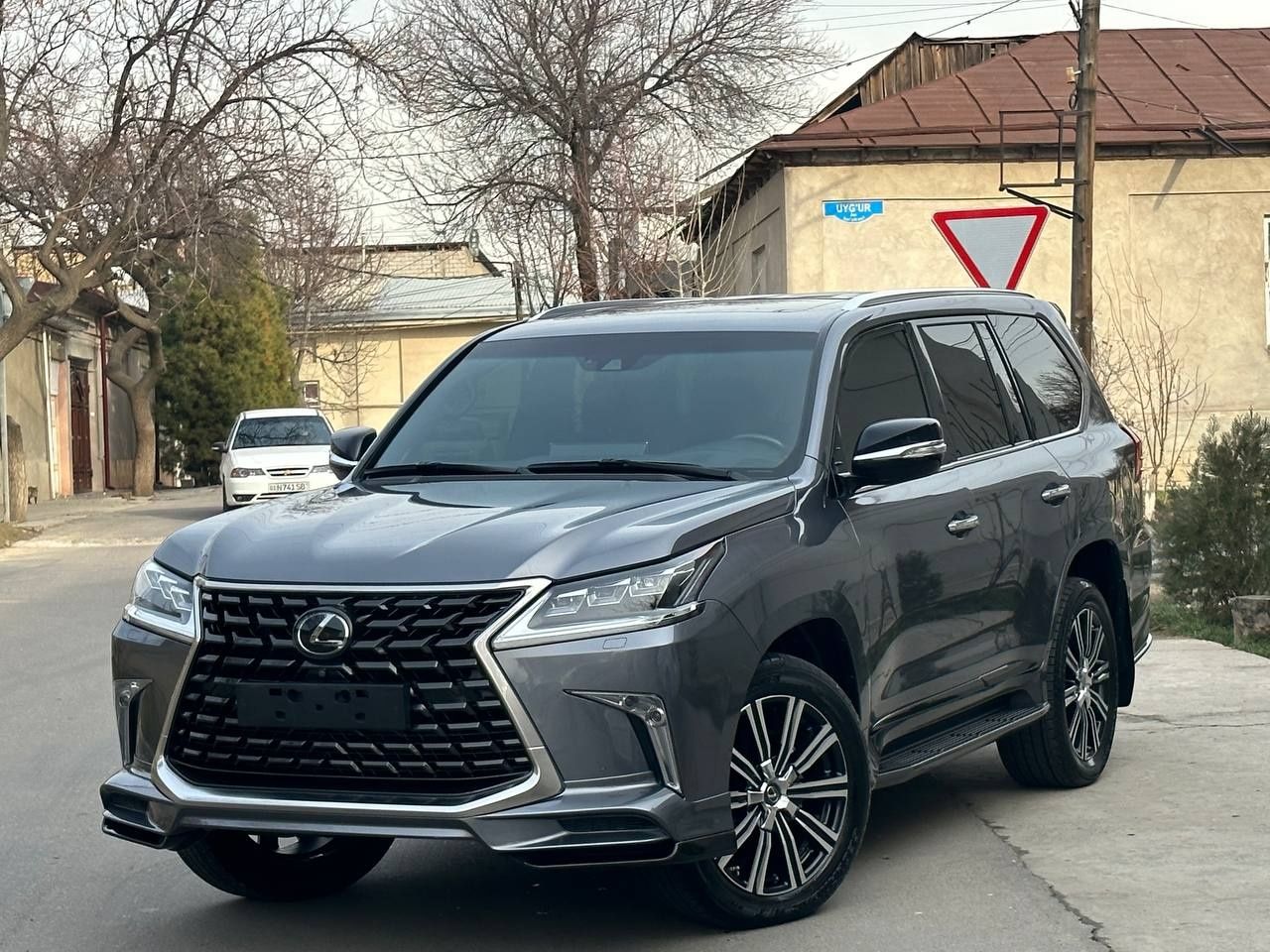 Lexus LX 570  нархи. бомба.