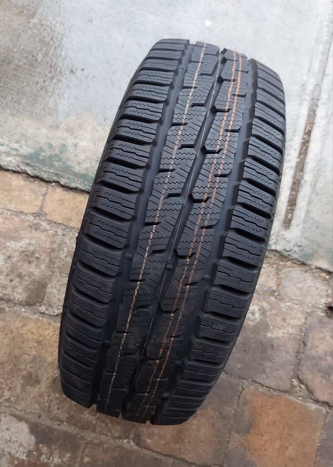 O bucată 225/65 R16C M+S iarnă - Continental Falken Toyo